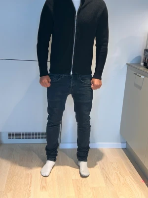 Dondups 31 - Säljer dessa sköna dondups i storlek 31. Dom är väldigt flexibla och bekväma, vilket gör dom perfekta för vardagligt bruk. Hör av er vid frågor kring jeansen🤝
