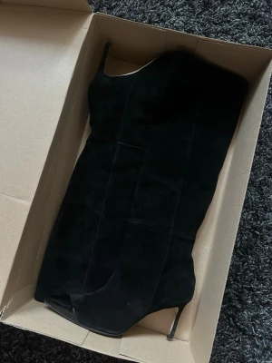 Custommade boots  - Säljer mina custommade boots alia svart. Skit sexiga boots i storlek 39. Jag skulle säga att de är en mindre 39/ stor 38. Jag har sulat om dem därav sista bilden. Dem är slitna i klacken så skulle behövas klackas om! Nypris ca 4000. Om du har någon fråga eller vill ha fler bilder skicka dm.