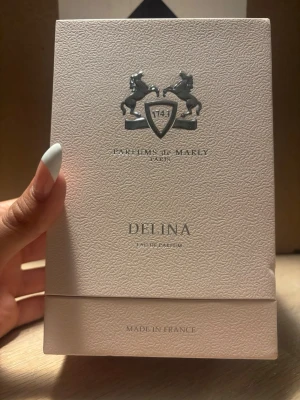 Parfums de Marly Delina EdP - Lyxig parfym från Parfums de Marly, Delina Eau de Parfum. Tillverkad i Frankrike. Köpt för 3270kr. Endast testad, som ny! 75ml