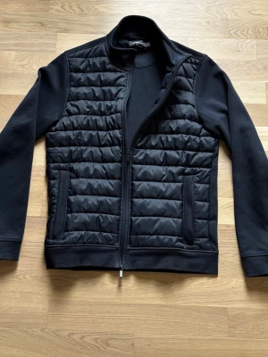 Dressman cardigan - Mörkblå cardigan jacka köpt på Dressman i storlek S. Mycket bra skick. Bara att höra av sig vid frågar och funderingar!