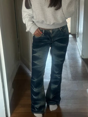 Coola utsvängda jeans - As coola jeans från Weekday! Lågmidjade, bootcut / flare med snygga blekningar längs benen. Modellen heter Nova. Nypris 700. Tror inte just dessa säljs längre 🩵 obs slitna längst ner (sista bilden) 