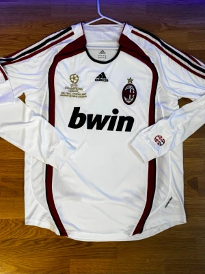 AC Milan 2007 retro långärmad matchtröja Adidas - Säljer en ikonisk, clean, vit långärmad AC Milan matchtröja från Adidas med röda och svarta detaljer. Från 2007, året då Milan vann CL-finalen mot Liverpool i Aten med 2-1. Helt ny, aldrig använd! ✨
