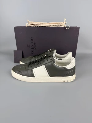 Valentino Flycrew Sneaker Army Green | 43.5 - Gently använda Valentino-sneakers i mycket gott skick. Army green/olivgrön, med box och dustbag.