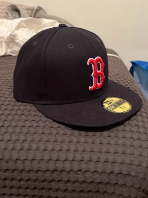 New era keps B - Hej, säljer nu min new era keps köpt från hat store . Har haft den i en månad så ganska ny😁                                                          Har du några frågor är det bara o skriva 😁👍