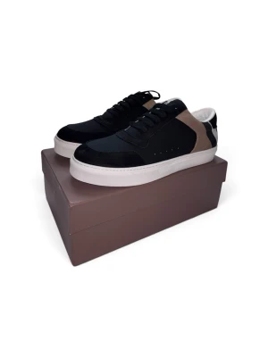 Burberry Sneakers  - Stilrena Burberry sneakers i svart med beige och svarta detaljer på sidan. Perfekta för dig som gillar en clean och modern look. Priset går att diskutera! 