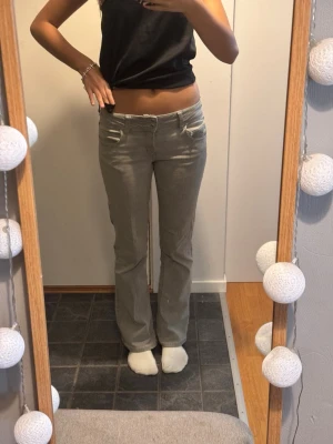 Grå bootcut jeans med låg midja - super snygga ljusgråa jeans från gina young. materialet är stretchigt och bekvämt. säljer då dom är för korta för mig💕skriv för mått.