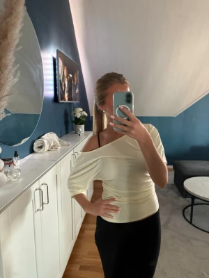 gul topp - ljusgul topp från lager 157! off shoulder och figursydd vid midjan💛💛