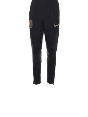 Nike träningsbyxor svart och grå - Två par träningsbyxor från Nike, ett par i svart med gulddetaljer och ett par i ljusgrått med svart logga. Båda har smal passform, resår i midjan och är tillverkade i ett stretchigt funktionsmaterial som passar perfekt för sport och träning.