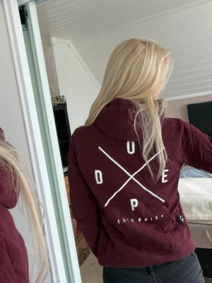 Vinröd hoodie från Dope - Snygg vinröd hoodie från Dope med stor vit logga på ryggen och mindre logga på bröstet. Stl S men passar även XS. 🤍