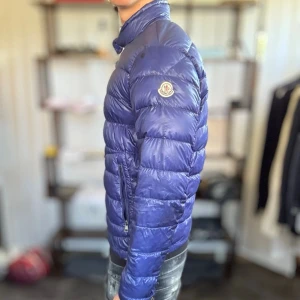 Moncler acorus jacka - Ok skick, använd och märkbart så. Nypris ca 10 000kr. Passar dig som är 175-185cm ungefär. Modellen är 185 cm, 75 kg. Alltid billigare pris vid köp av flera varor‼️🙌Svarar alltid på frågor eller funderingar!  