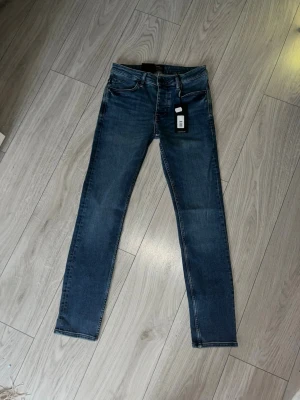 Blåa Neuw jeans  - Blåa neuw jeans i storlek 30/30. Modell IGGY SKINNY. Passform SKINNY TAPPERD. Original pris:1399 Nytt skick med prislapp kvar. Pris går att diskutera 🤝
