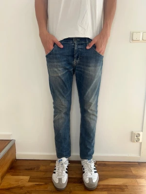 Dondup Jeans - Säljer just nu dessa feta Dondup Jeans🙌🏻Storlek: 33. Längd= 97 cm | Midja= 43 cm | Skriv för fler frågor eller funderingar!
