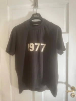 ESSENTIALS FEAR OF GOD - En snygg tröja som passar dig som letar efter den avslappnade men samtidigt meningsfulla utseendet. Knappt använd. För mera frågor, hör av dig 🤙🏼 mvh SecondTreasures 