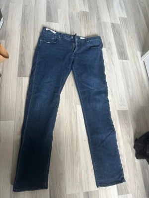 Mörblå tramarossa michealongelo jeans - BRAND NEW! Snygga mörkblå tramarossa jeans med rak passform och klassisk femficksdesign. Jeansen har normal midja och stängs med dragkedja och knapp.  Kan gå ner i pris vid snabb affär