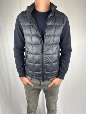 Massimo Dutti Cardigan  - Riktigt snygg Massimo Dutti cardigan i storlek M! Väldigt fint skick. Modellen är 187 cm. Hör av dig vid minsta fundering! 🤩