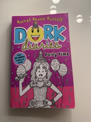 Dork Diaries: Party Time - Rolig och färgglad bok i serien Dork Diaries med lila och rosa omslag. Boken är fylld med humor, drama och vänskap. Perfekt för dig som gillar lättlästa och underhållande ungdomsböcker.