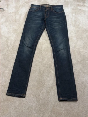 Nudie grim Tim slim fit - Slim fit jeans från nudie i modellen grim tim, väldigt populär och eftersökt. Väldigt fin tvätt och slitningar, sparsamt andvända! Skriv för fler bilder eller frågor!