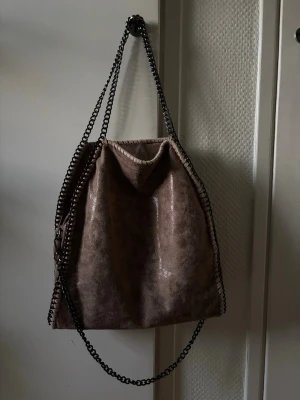 Stella Mccartney liknande väska  - Stella mccartney liknande väska i jättefint skick!🥰