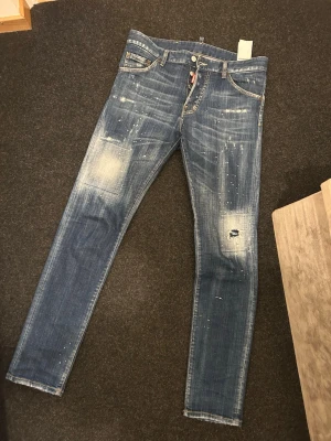 Dsquared2 äkta  - Äkta Dsquared jeans i jätte bra skick. Storlek 46. Skicka meddelande vid frågor. Kolla även in mina andra annonser.