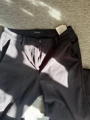 Svarta kostymbyxor från Vero Moda - Stilrena svarta kostymbyxor från Vero Moda med raka ben och hög midja. Storlek S (L32) använda o är lite noppriga annars fina 