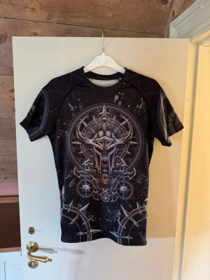 Venum rashguard - Venum rashguard i väldigt stretchigt och stryktåligt material. Sitter även en gummiresår i nedre kant för att säkerställa att den inte åker upp under träning. Var för liten för mig tyvärr. 