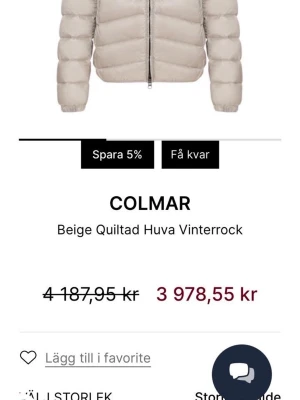Beige dunjacka med huva från Colmar - Säljer en beige quiltad dunjacka från Colmar med huva och dragkedja framtill. Jackan har en puffig design och Colmar-logga på ärmen. Perfekt för kalla vinterdagar och riktigt snygg till jeans eller träningskläder. Använd fåtal gånger 