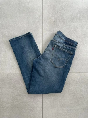 Levi’s vintage jeans  - Tjabba! Ett par sjukt snygga vintage jeans ifrån Levis! Storlek 30/30 | skick 9/10 | snygga fades | vet ej modell | väldigt trendiga som passar bra till allt i skolan och vardagen! Hör av dig vid mer frågor eller funderingar😁.                                   Mvh Gradioso