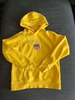 Gant hoodie  - Säljer denna gula gant hoodie i storlek 170. Hör av er vid frågor!