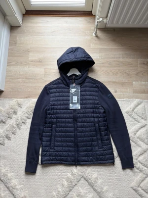 Colmar Cardigan - Tjena! Säljer nu denna riktigt snygga och sällsynta colmar cardigan som endast använts två tre gånger! Den är i storlek 50 vilken motsvarar M. Hör av er vid frågor och funderingar!🙌