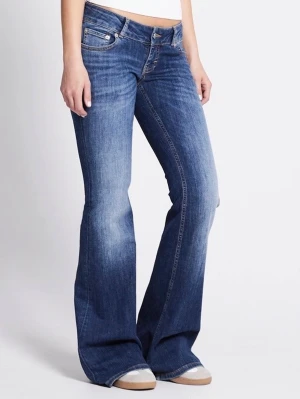 Blaze Jeans ifrån Lager 157 - Säljer Blaze jeansen ifrån Lager 157. Jeansen har en snygg tvätt med lätt slitningar och vida ben. Tillverkade i denim med skön stretch för extra komfort. Dom ser nya ut förutom längst ner vid hälen(se sista bilden) då dom är för långa för mig. Nypris 400, pris kan diskuteras.