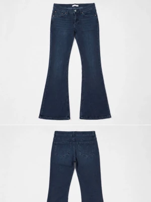 Mörkgrå bootcut jeans - Snygga mörkgrå jeans med bootcut och utsvängda ben. Klassisk normal midja och dragkedja fram. Jeansen har en stilren look och är tillverkade i denim med lätt stretch för skön passform. En liten fläck på ena låret som inte syns på mycket men viktigt att notera!
