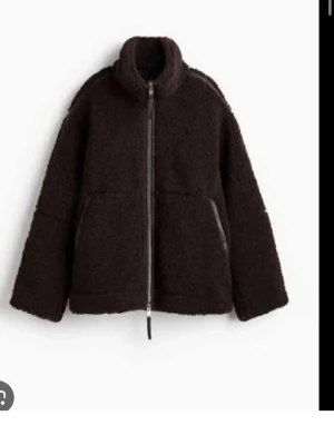 Mörkbrun teddyjacka från hm - Eftertraktad teddy jacka från hm! Slutsåld online❤️ Inga defekter