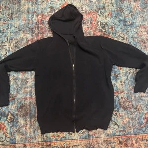 Merinoull zip hoodie - En riktigt skön och fet ziphoodie från märket viellas med 100% merinoull storleken passar bäst M men även L och S få den är väldigt stretchig hör av er med minsta fråga 
