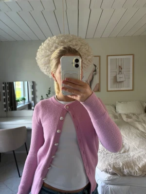 Rosa kofta med pärlknappar - Säljer en supersöt rosa kofta från Zara i storlek S🩷. Koftan har rund halsringning och fina pärlknappar framtill. Den är stickad i ett mjukt material och har en klassisk passform. Perfekt att bära över en topp eller knäppa igen och använda som en tröja. Passar lika bra till vardags som till lite finare tillfällen!✨
