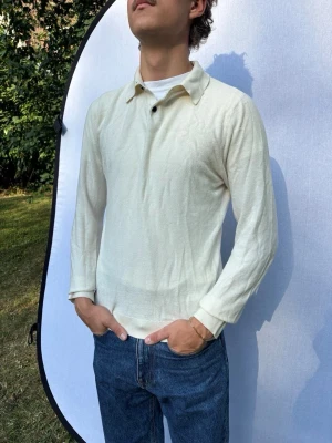 Riley polotröja S - Hej och välkommen till byTorén. Detta är en polotröja från Riley i storlek S med normal passform. Modell på bild är ca 182, 67kg. Plagget är i bra skick utan några defekter. Tveka inte på att höra av dig, även om det skulle vara minsta lilla;)