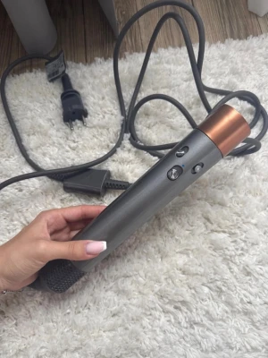 Grå dyson airwrap  - Säljer en grå dyson i mycket bra skick. Alla möjliga tillbehör kommer med för att föna, platta, locka håret. Har inge bråttom att sälja denna utan säljs endast för att den inte används så ofta.  Kvitto och bevis finns på att den är från hemsidan.