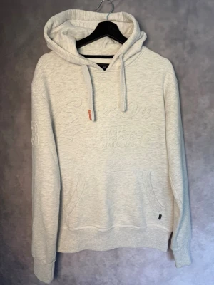Superdry Hoodie - Riktigt nice superdry hoodie | Storlek S | Modellen är 181cm och väger 74kg 