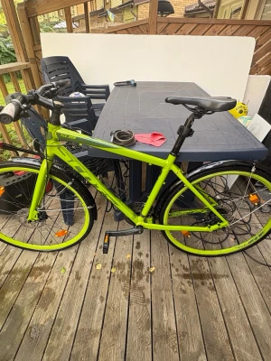 Grön hybridcykel med Shimano Altus 28” - Kan bara hämtas skickas inte!!!!!!! Säljer en grön hybridcykel med svart sadel och handtag. Cykeln har Shimano Altus växelsystem och bromsar, samt tunna däck och reflexer på hjulen. Ramen är i aluminium och designen är sportig med raka linjer. Perfekt för dig som vill ha en snabb och smidig cykel. 28”
