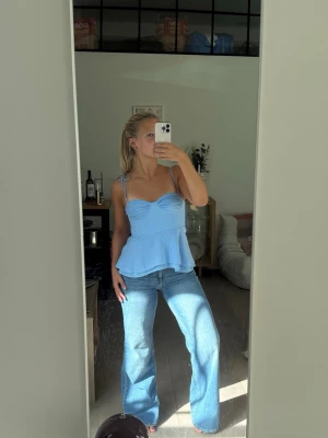 Blå zara topp - Superfin blå topp från zara med justerbara band. Oanvänd med prislapp på men såg att sömmen hade gått upp lite vid dragkedjan (se sista bilden), därav lägre pris. Går nog att sy till🩵nypris 399kr, storlek M
