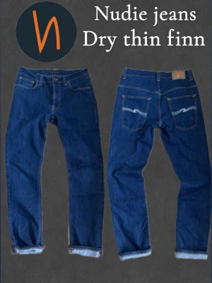 Nudie jeans raw  - Hej! Säljer nu dessa snygga nudie jeans i raw denim med modellen thin finn😄💯  _________________________________________________  Jeansen är i raw denim material som får snygga och unika fades över tid. Jeansen har inga defekter. 😄🤩 Storlek W:34 L:32  Tveka inte på att slänga iväg ett prisförslag eller meddelande vid någon fundering 🤔🤝