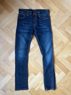 Nudie Jeans - Mörkblåa Nudie Jeans. W32 L34. Modellen: Tube Tom. Kom privat för fler frågor!