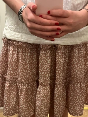 Rosa volangkjol med leopardmönster - Mellanlång rosa kjol💞
