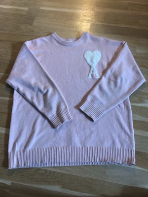 Ami Paris - En fin ami tröja i färgen rosa. Den är knappt använd och felfri. Byten accepteras.