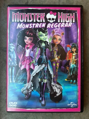 Monster high: Monstren regerar DVD - DVD-film med Monster High. Filmen heter "Monstren Regerar". Text: Svenska, Danska, Norska, Finska, Engelska.  Finns på språk: Svenska, Engelska, Danska, Norsk, Finska.  OBS!! skivorna är begagnade så det kan förekomma repor/hairlines på skivorna, men då jag kollar igenom alla filmer jag säljer garanterar jag att alla funkar felfritt om inget annat står! :)