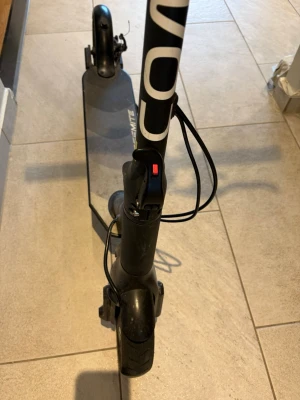 Svart elsparkcykel med handbroms - Säljer en svart elsparkcykel med tydlig handbroms och ringklocka på styret. Scootern åker 20 kmh i timmen behövs sparcka upp till tre  märket är yosmite och laddare följs med den fungerar felfritt och är perfekt för ett barm mellan 7-14 års åldern och det ändå som är förstört med den är däcket som behövs byta ut kommer inte att kunna frakta bara att ni kmr t min adress. Säljer den för 700kr.LÄS ANNONSEN ORDENTLIGT. FÖR KÖP INTE DEN OCH FÖRVÄNTA SOM SAGT ATT DEN SKA KOMMA