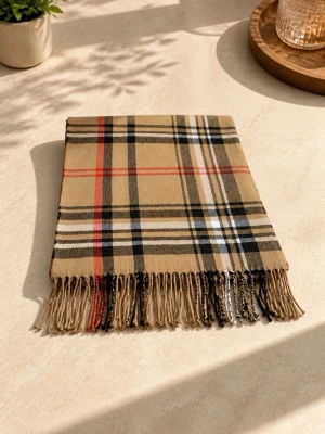 Säljer en halsduk i färgen beige.  - Säljer en Burberry halsduk i färgen Beige och röd/svarta ränderr. Den är helt ny, och oanvänd . 