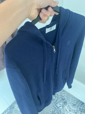 Mörkblå Bvaldi zip tröja - Säljer en snygg mörkblå Bvaldi tröja för 1599. Tillverkad i 90% merino ull och 10% Kashmir. Tröjan är i storlek XS men passar även S. Är använd en del men inga defekter på tröjan. Om du har några frågor så får du DM mig mvh MRcvb