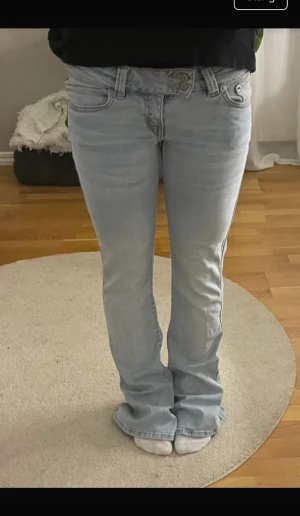 Ljusblå bootcut jeans - Säljer dessa Jeans. Aldrig använda.