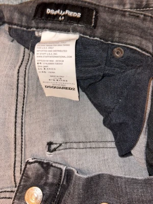 Grå jeans från Dsquared2 - Säljer ett par grå äkta jeans från Dsquared2 med storlek 44. Intresserad hör av er/ prisförhandling kan hända.