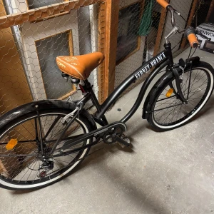 Cykel - Fernet Branca - Fernet branca cykel i nyskick som jag vunnit på ett Fernet Branca event i Stockholm. Cykeln är alltså äkta från Fernet Branca och helt i nyskick, aldrig använd eller cyklad på, bara haft som prydnad hemma. Skriv gärna för mer frågor eller bilder. 